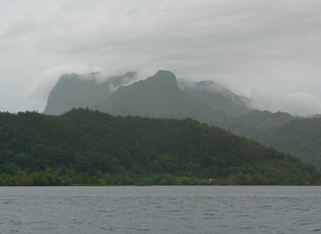 74- Les montagnes de Raiatea sous la pluie 